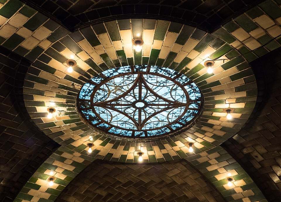 The defunct City Hall subway station in New York City, closed since 1945. The station has several skylights. Most of them are built into the arches above the pl